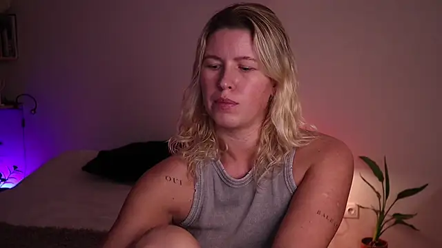 Snapshot of moonamii chatting on 10-08-25, 04:40 moonamii online show from 10-08-25, 04:40