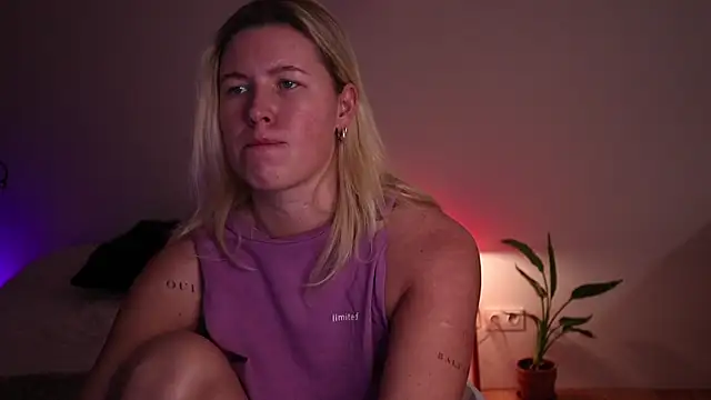 Snapshot of moonamii chatting on 10-09-25, 06:52 moonamii online show from 10-09-25, 06:52