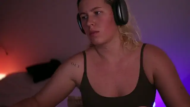 Snapshot of moonamii chatting on 03-03-25, 05:41 moonamii online show from 03-03-25, 05:41