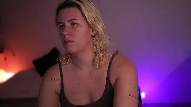 Snapshot of moonamii chatting on 02-25-25, 04:04 moonamii online show from 02-25-25, 04:04