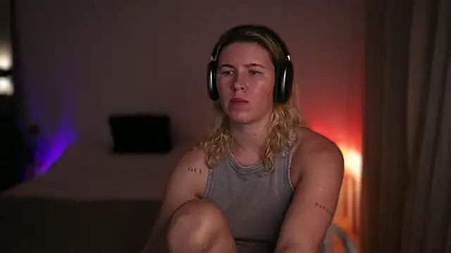 Snapshot of moonamii chatting on 09-15-25, 04:40 moonamii online show from 09-15-25, 04:40