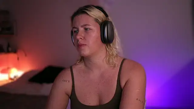 Snapshot of moonamii chatting on 02-27-25, 07:15 moonamii online show from 02-27-25, 07:15