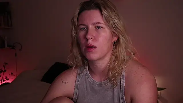 Snapshot of moonamii chatting on 10-27-25, 06:20 moonamii online show from 10-27-25, 06:20