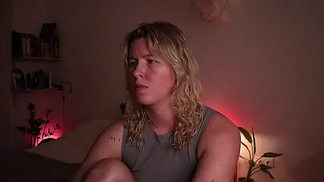 Snapshot of moonamii chatting on 10-28-25, 06:29 moonamii online show from 10-28-25, 06:29