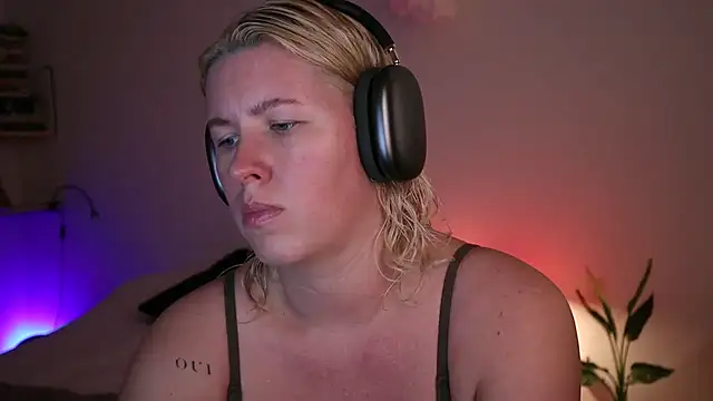 Snapshot of moonamii chatting on 01-10-25, 04:30 moonamii online show from 01-10-25, 04:30