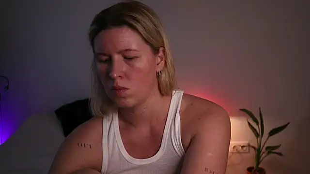 Snapshot of moonamii chatting on 10-02-25, 02:42 moonamii online show from 10-02-25, 02:42