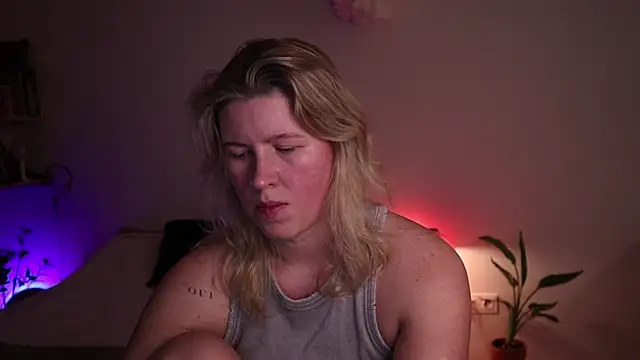 Snapshot of moonamii chatting on 10-20-25, 04:29 moonamii online show from 10-20-25, 04:29