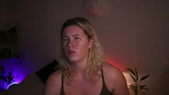 Snapshot of moonamii chatting on 09-27-25, 05:30 moonamii online show from 09-27-25, 05:30