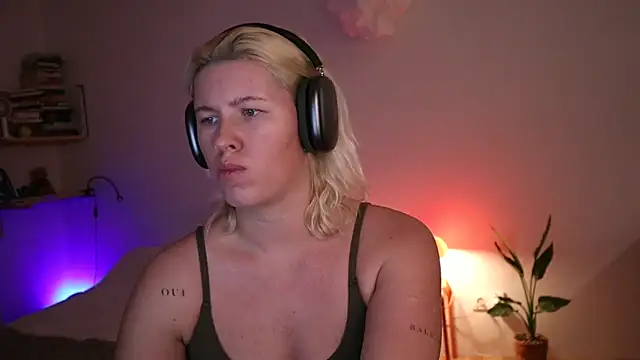 Snapshot of moonamii chatting on 01-15-25, 04:32 moonamii online show from 01-15-25, 04:32