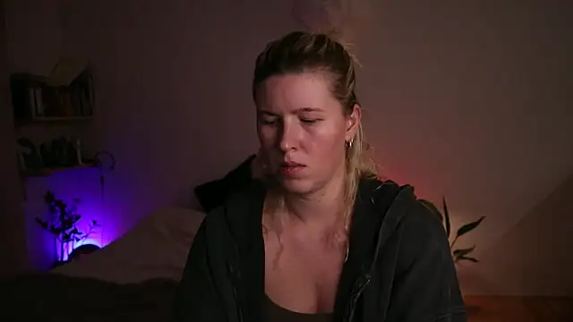 Snapshot of moonamii chatting on 09-25-25, 05:52 moonamii online show from 09-25-25, 05:52