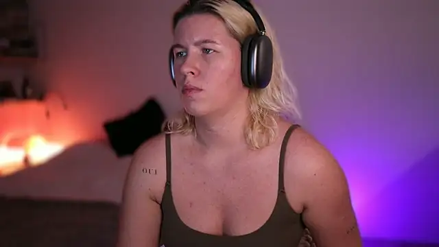 Snapshot of moonamii chatting on 02-25-25, 07:06 moonamii online show from 02-25-25, 07:06