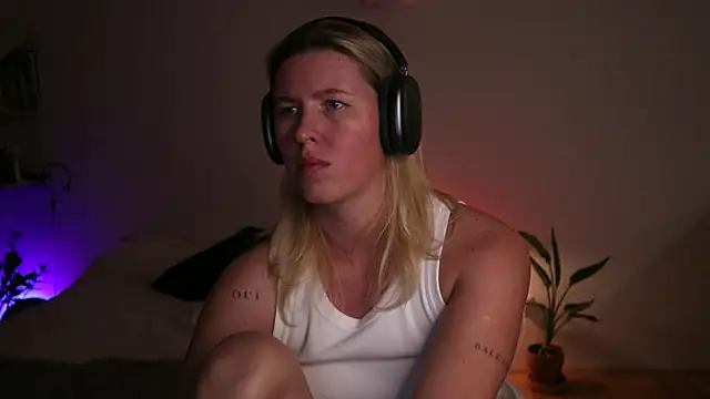 Snapshot of moonamii chatting on 09-29-25, 07:41 moonamii online show from 09-29-25, 07:41