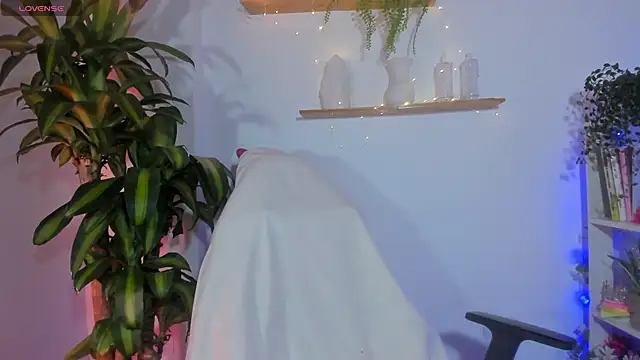 Snapshot of crisbell_lopez chatting on 04-14-26, 12:59 crisbell lopez online show from 04-14-26, 12:59