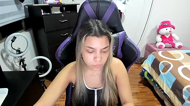 Snapshot of LuisaReyes_2911 chatting on 12-16-24, 01:21 LuisaReyes 2911 online show from 12-16-24, 01:21