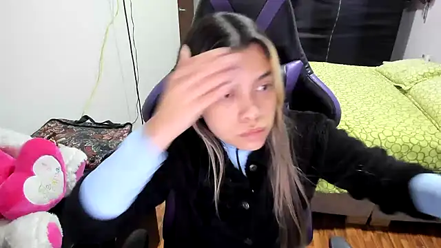 Snapshot of LuisaReyes_2911 chatting on 10-18-25, 02:13 LuisaReyes 2911 online show from 10-18-25, 02:13