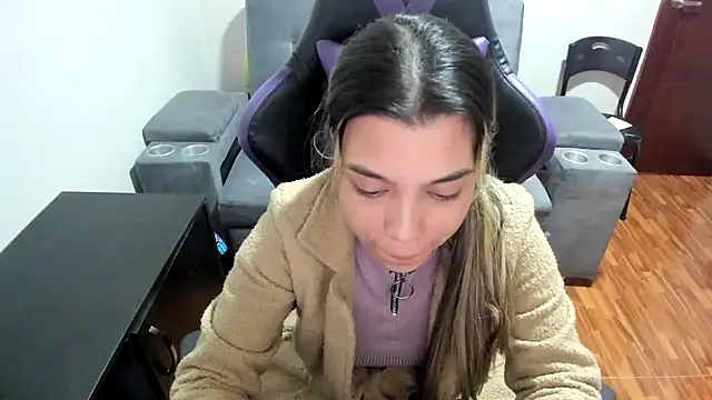 Snapshot of LuisaReyes_2911 chatting on 03-03-25, 02:33 LuisaReyes 2911 online show from 03-03-25, 02:33