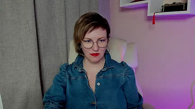 Snapshot of feliziaDesire chatting on 05-17-26, 11:43 feliziaDesire online show from 05-17-26, 11:43