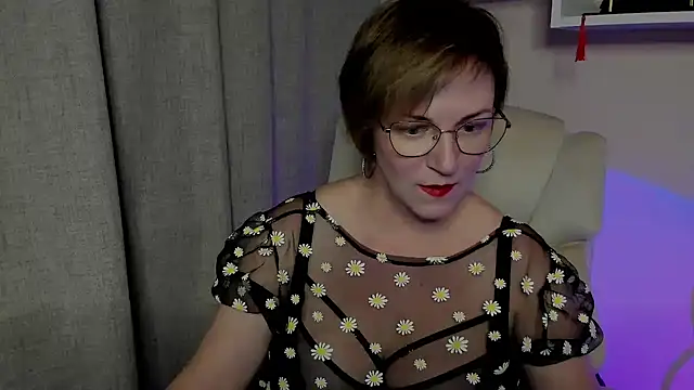 Snapshot of feliziaDesire chatting on 06-12-26, 04:27 feliziaDesire online show from 06-12-26, 04:27