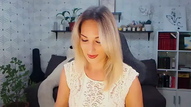 Snapshot of MillaXQueen chatting on 06-15-26, 02:50 MillaXQueen online show from 06-15-26, 02:50