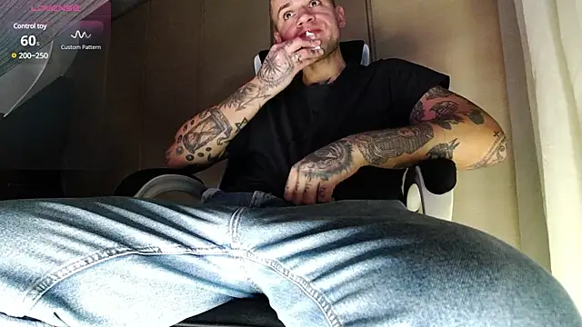 Snapshot of FindomJason chatting on 01-11-25, 04:14 FindomJason online show from 01-11-25, 04:14