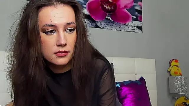 JuliaHunts online show from 11-18-25, 12:19