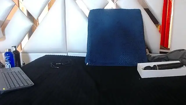 Snapshot of nathaly_low1 chatting on 05-16-26, 01:32 nathaly low1 online show from 05-16-26, 01:32