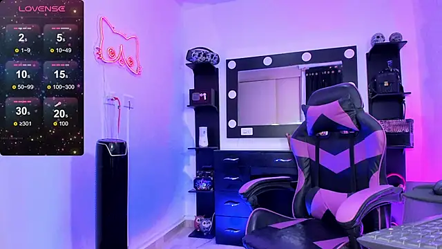 Snapshot of miss_kitty chatting on 10-18-25, 01:07 miss kitty online show from 10-18-25, 01:07