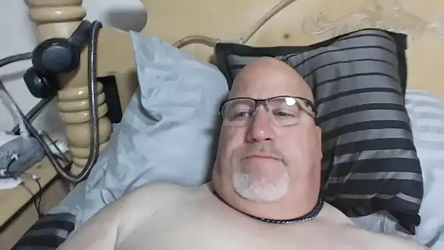 Snapshot of Bigbear0563 chatting on 10-27-25, 05:52 Bigbear0563 online show from 10-27-25, 05:52