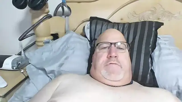 Snapshot of Bigbear0563 chatting on 12-19-25, 03:36 Bigbear0563 online show from 12-19-25, 03:36