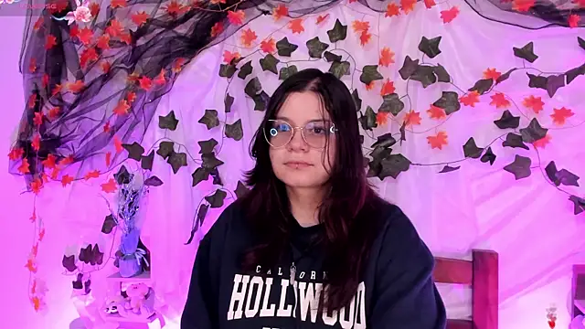 Snapshot of Mey_moon chatting on 02-08-25, 04:46 Mey moon online show from 02-08-25, 04:46