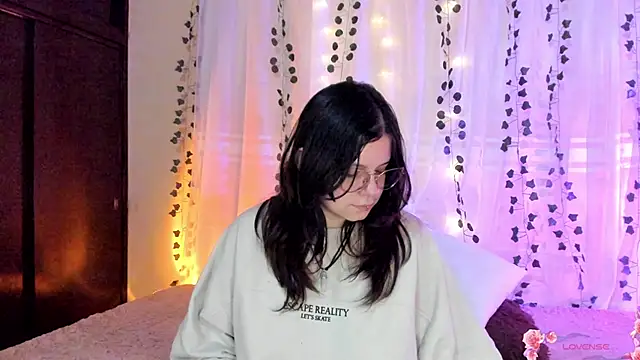 Snapshot of Mey_moon chatting on 12-11-24, 11:21 Mey moon online show from 12-11-24, 11:21