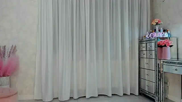 Snapshot of SeductiveButterfly chatting on 06-11-26, 09:56 SeductiveButterfly online show from 06-11-26, 09:56