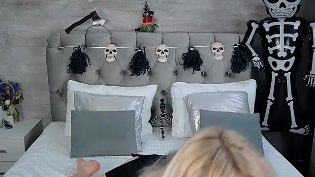 IsabellaDeRosa online show from 10-29-25, 08:57