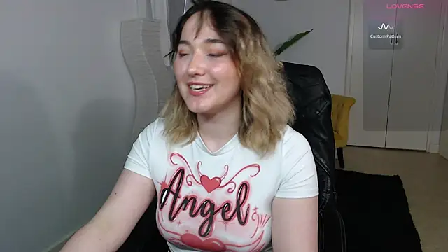 Snapshot of Crystal-dreamt chatting on 07-16-26, 02:03 Crystal-dreamt online show from 07-16-26, 02:03