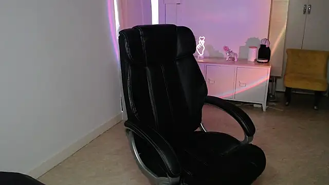 Crystal-dreamt online show from 11-05-25, 01:25