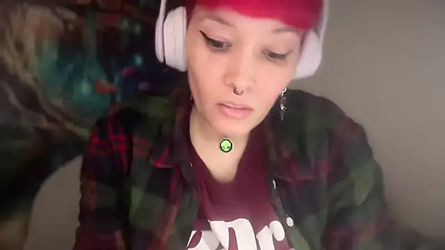 Snapshot of FRRANNKIE chatting on 06-10-26, 10:27 FRRANNKIE online show from 06-10-26, 10:27