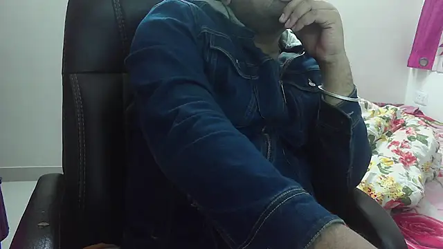Snapshot of rentarob chatting on 03-03-25, 03:43 rentarob online show from 03-03-25, 03:43