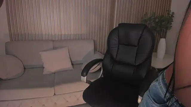 Snapshot of MileyCruz_ chatting on 02-19-25, 09:39 MileyCruz online show from 02-19-25, 09:39