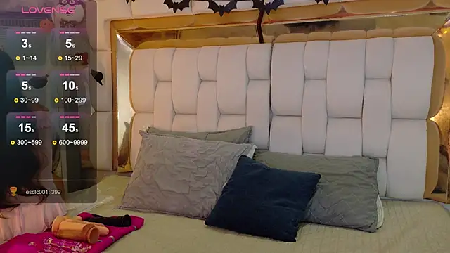 valkiria moore online show from 10-31-25, 07:54