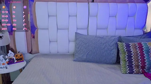 valkiria moore online show from 10-15-25, 08:17