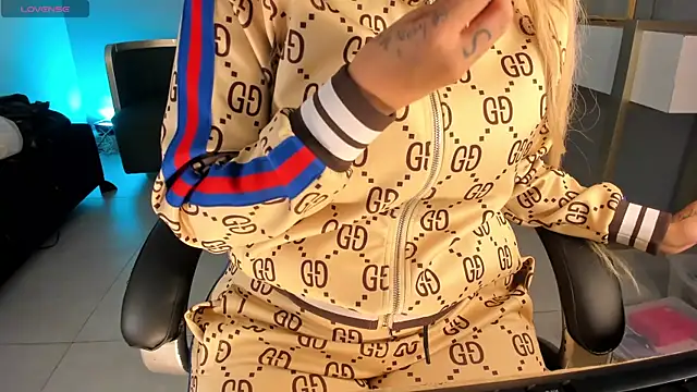 SophiePalmer online show from 12-20-25, 12:08