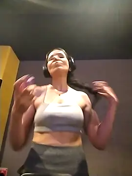 LissaThompsom online show from 12-19-25, 12:07