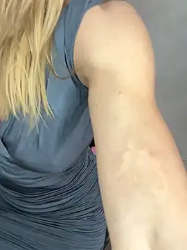 Snapshot of Milf_Tea chatting on 02-24-25, 04:16 Milf Tea online show from 02-24-25, 04:16