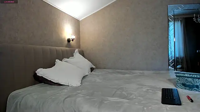 Snapshot of Your_Wet_Desire chatting on 05-20-26, 06:10 Your Wet Desire online show from 05-20-26, 06:10