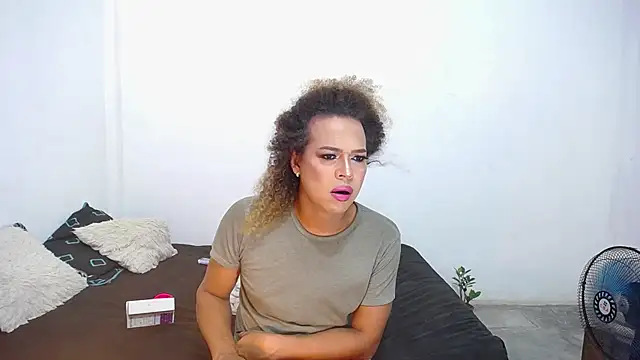 Snapshot of MIA_luxce29 chatting on 10-15-25, 03:49 MIA luxce29 online show from 10-15-25, 03:49