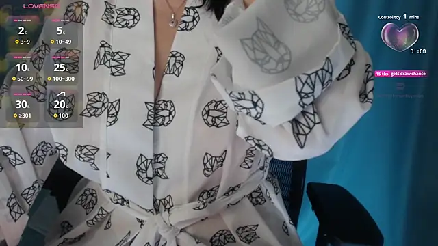 Snapshot of LaraStone__ chatting on 10-31-25, 08:33 LaraStone   online show from 10-31-25, 08:33