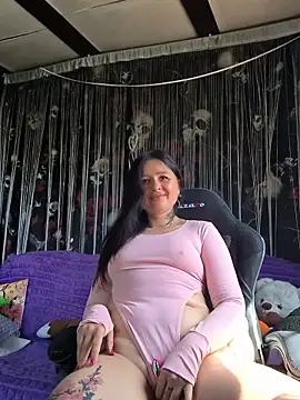 Snapshot of KikiXRed chatting on 05-13-26, 08:21 KikiXRed online show from 05-13-26, 08:21