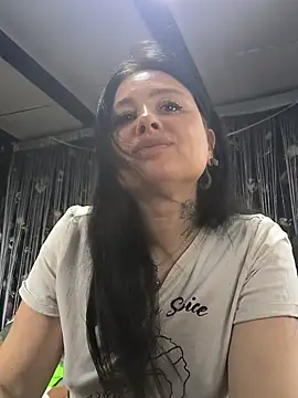 Snapshot of KikiXRed chatting on 05-25-26, 01:43 KikiXRed online show from 05-25-26, 01:43