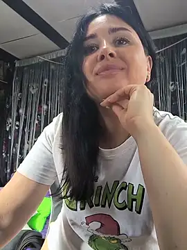 Snapshot of KikiXRed chatting on 06-04-26, 01:05 KikiXRed online show from 06-04-26, 01:05