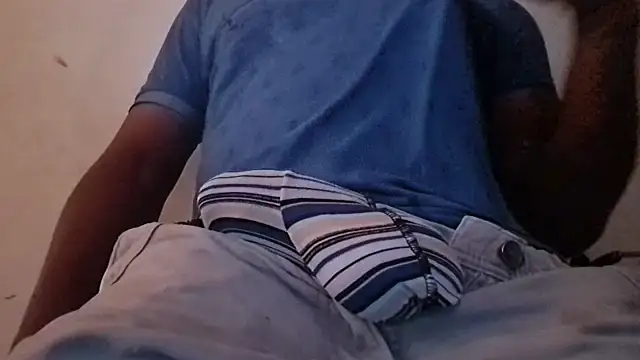 Snapshot of royblackbigpvt chatting on 09-15-25, 07:47 royblackbigpvt online show from 09-15-25, 07:47